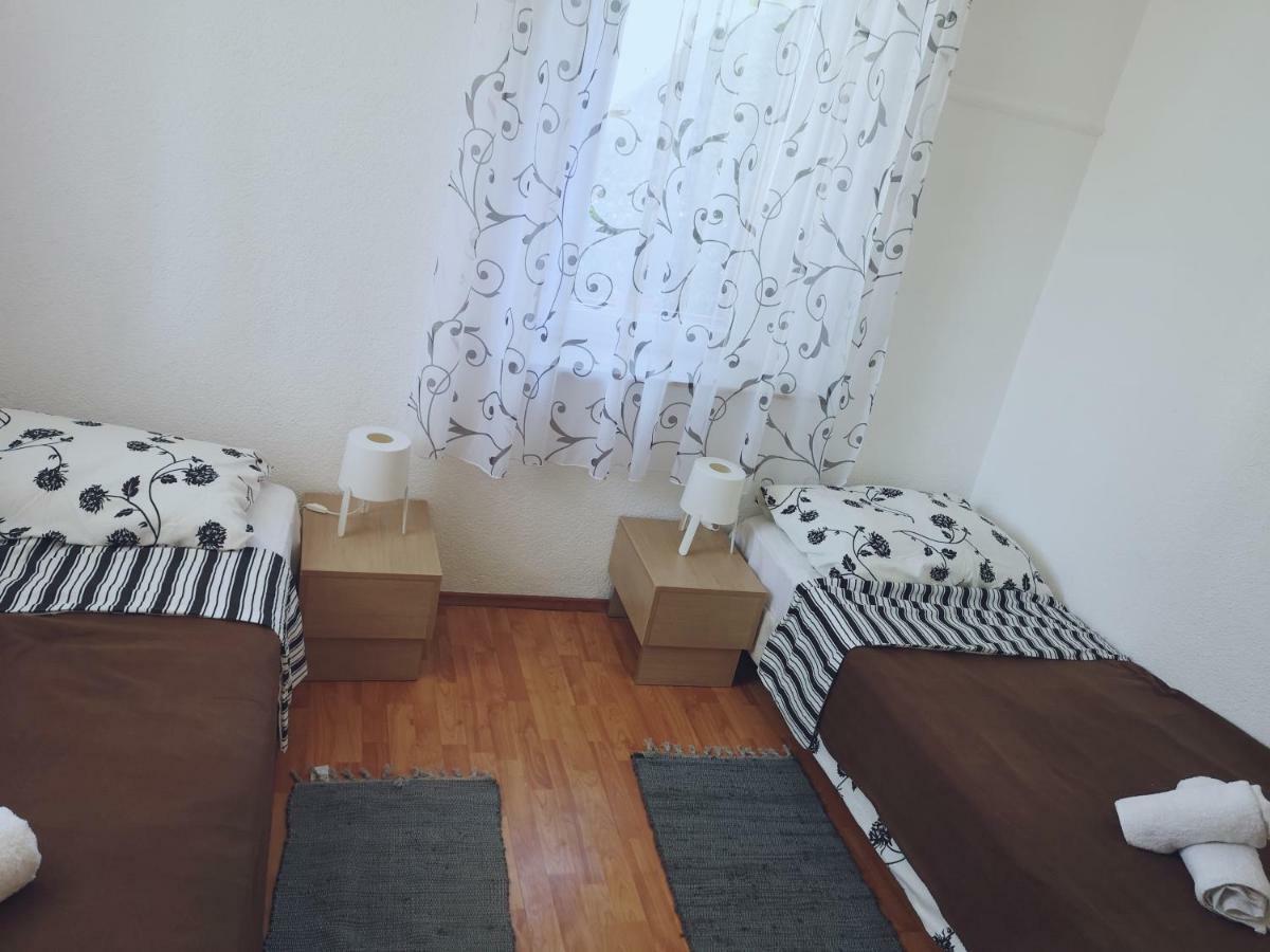 App Emona Apartment Basanija Luaran gambar
