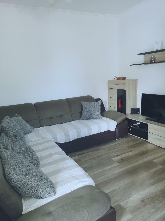 App Emona Apartment Basanija Luaran gambar
