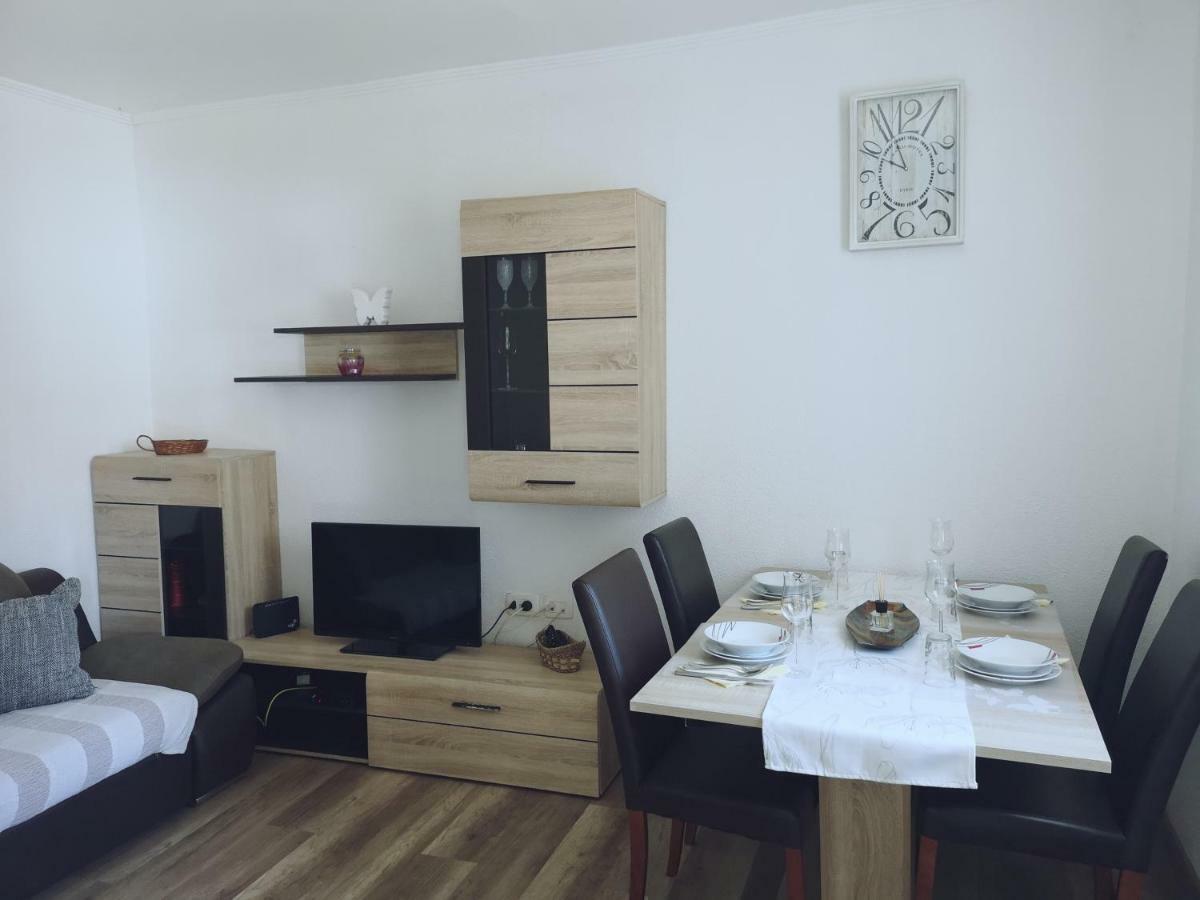 App Emona Apartment Basanija Luaran gambar